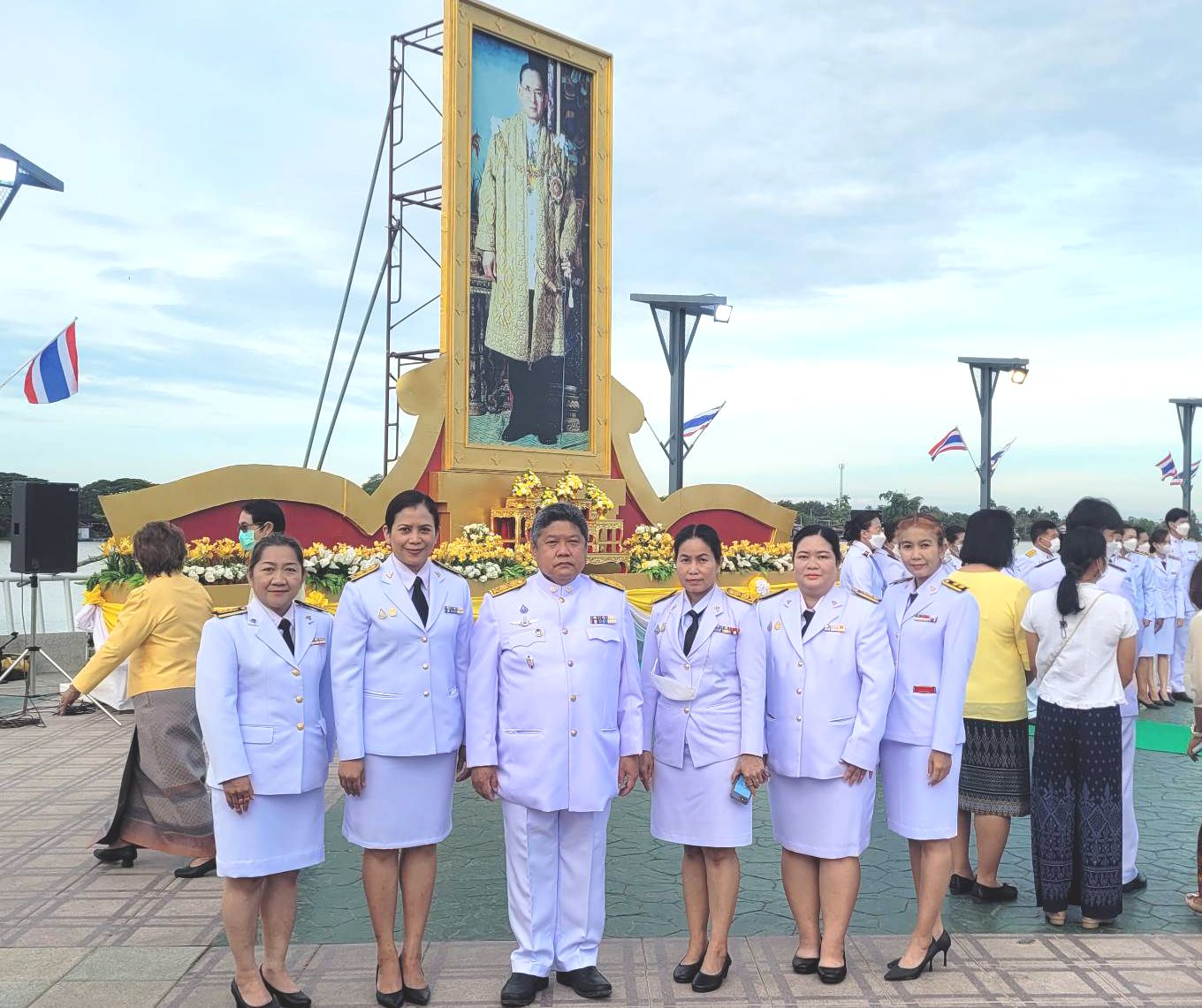 นพ.สสจ.ชัยนาท ร่วมพิธีบำเพ็ญกุศล และทำบุญตักบาตร พระสงฆ์ 89 รูป เนื่องในวันคล้ายวันพระบรมราชสมภพ  พระบาทสมเด็จพระบรมชนกาธิเบศร มหาภูมิพลอดุลยเดชมหาราช บรมนาถบพิตร 5 ธันวาคม วันพ่อแห่งชาติ และวันชาติ