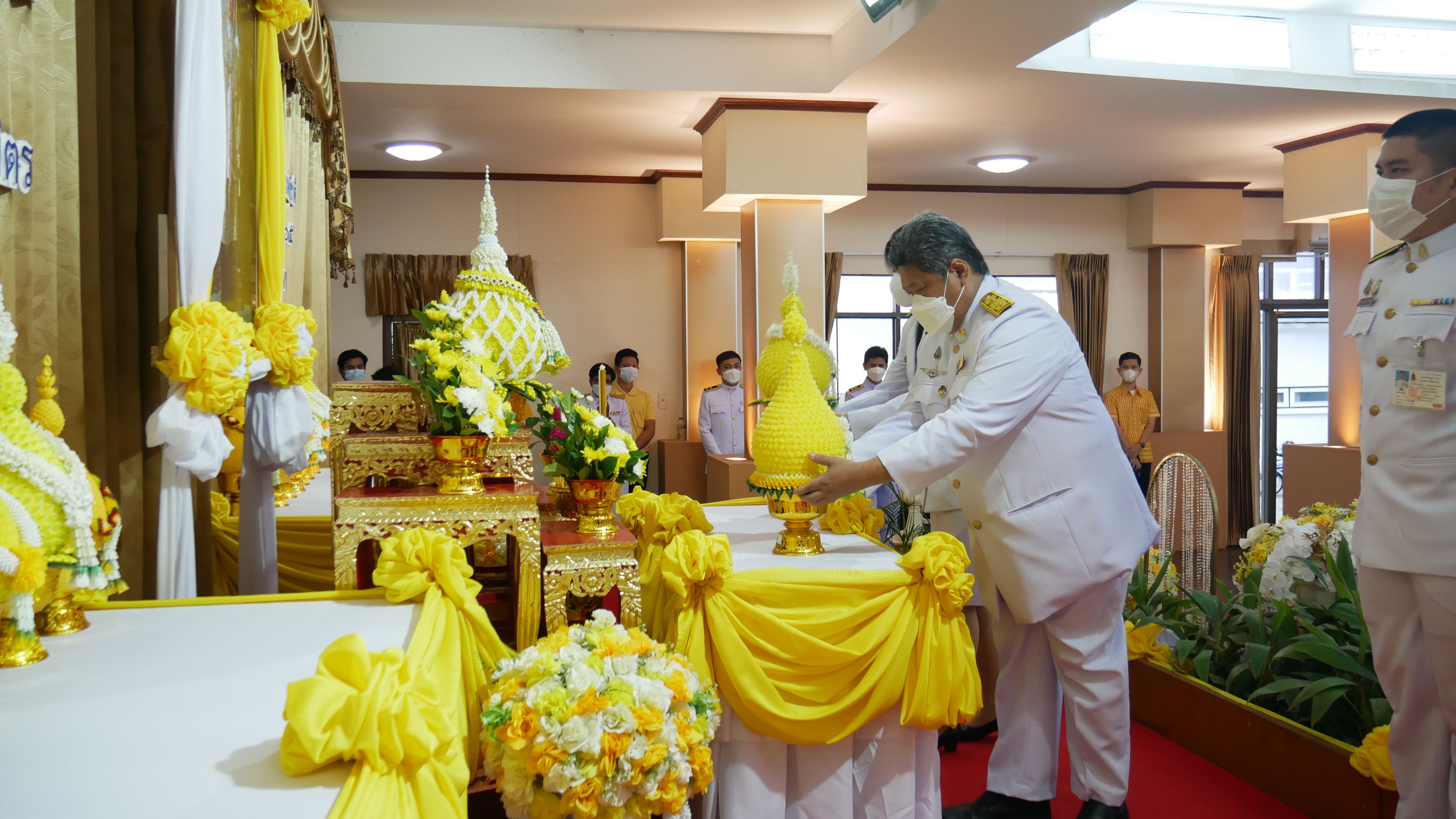 นพ.สสจ.ชัยนาท ร่วมพิธีวางพานพุ่มและถวายบังคม เนื่องในวันคล้ายวันพระบรมราชสมภพ  พระบาทสมเด็จพระบรมชนกาธิเบศร มหาภูมิพลอดุลยเดชมหาราช บรมนาถบพิตร 5 ธันวาคม  วันพ่อแห่งชาติ และวันชาติ