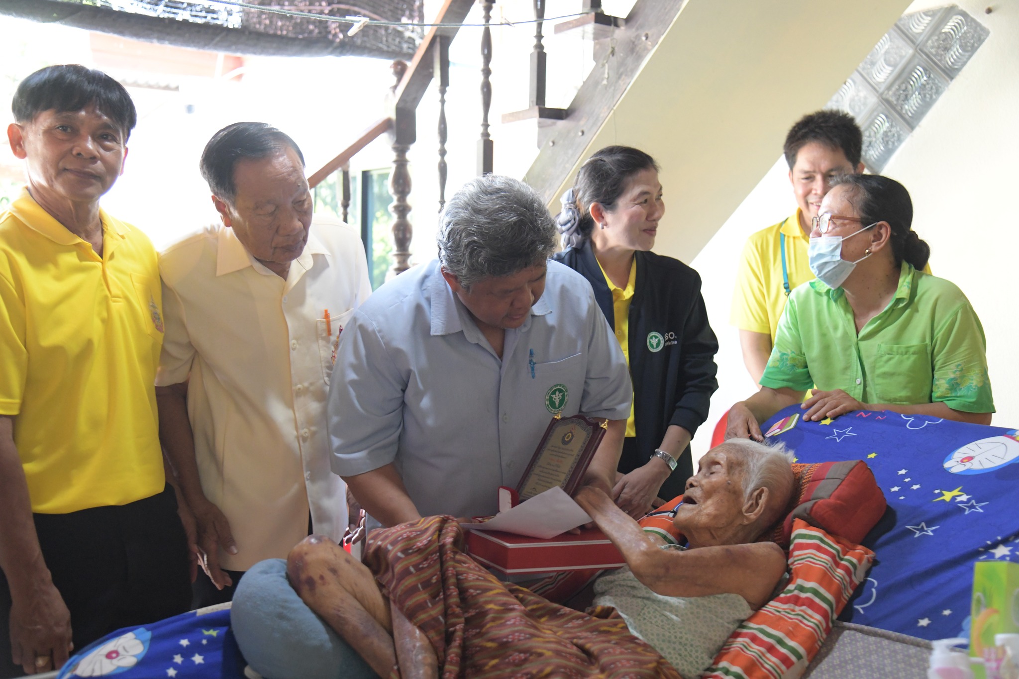 มอบโล่และเข็มกลัดเกียรติคุณสำหรับผู้สูงอายุ 100 ปีขึ้นไป