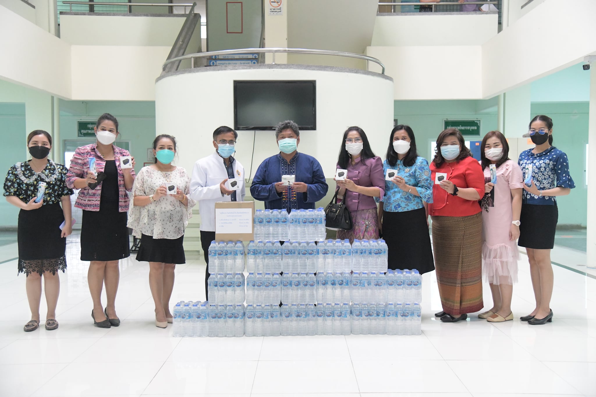 สำนักงานศึกษาธิการจังหวัดชัยนาท มอบสิ่งสนับสนุน  การปฏิบัติงานของบุคลากรทางการแพทย์ใช้ในการปฏิบัติงานควบคุมโรคโควิด-19