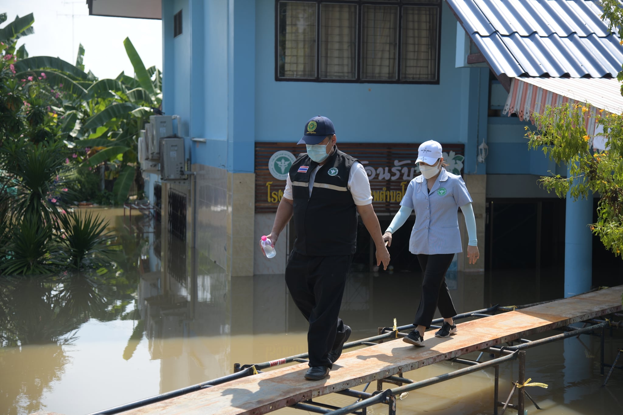 นพ.สสจ.ชัยนาท ลงพื้นที่ตรวจเยี่ยมสถานบริการสาธารณสุข ประสบอุทกภัย อำเภอสรรพยา จังหวัดชัยนาท