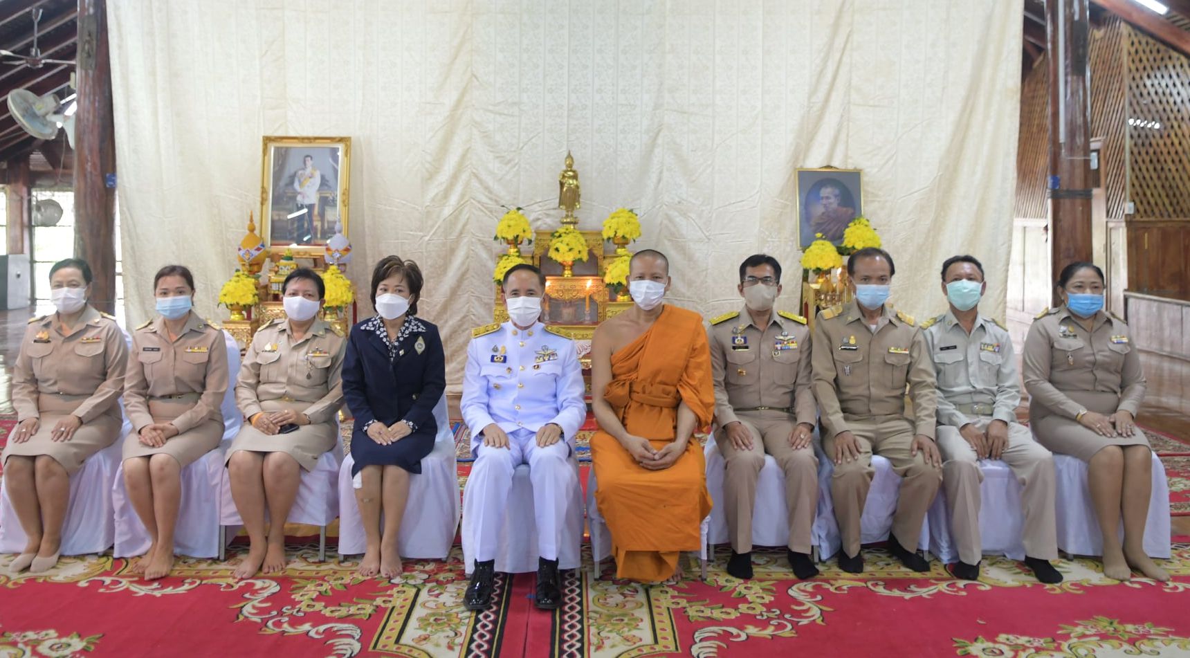 ร่วมพิธีถวายภัตตาหารเพล และสิ่งของพระราชทานแด่พระภิกษุและสามเณร