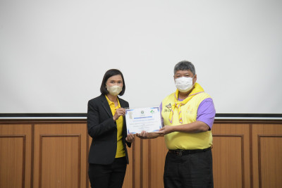 นพ.สสจ.ชัยนาท  มอบใบประกาศนียบัตร GREEN & CLEAN Hospital Challenge  และ GREEN & CLEAN Sub-district Health Promotion Hospital ( GCSh)