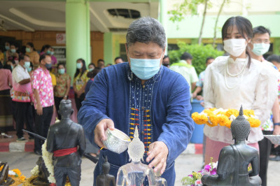 สธ.ชัยนาท จัดพิธีประเพณีสรงน้ำพระ รดน้ำดำหัวผู้สูงอายุเนื่องเทศกาลวันสงกรานต์ ประจำปี 2564