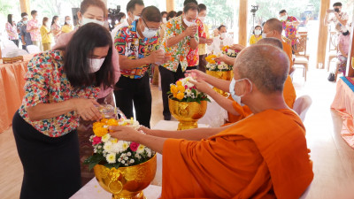 รอง นพ.สสจ.ชัยนาท ร่วมพิธีสรงน้ำถวายสักการะพระเถระชั้นผู้ใหญ่ในจังหวัดชัยนาท  เนื่องในเทศกาลวันสงกรานต์ ประจำปี 2564