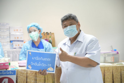 นพ.สสจ.ชัยนาท ลงพื้นที่ตรวจเยี่ยมจุดให้บริการฉีดวัคซีนโควิด-19 แก่ ประชาชน