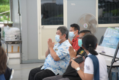 นพ.สสจ.ชัยนาท  ร่วมพิธีสวดเจริญพระพุทธมนต์ ให้ศีล ให้พร เจริญสติ สมาธิ และปัญญา  แก่ผู้ป่วยโควิด-19 (ผ่านการถ่ายทอดสัญญาณในโรงพยาบาลสนาม)เนื่องในวันธรรมสวณะ