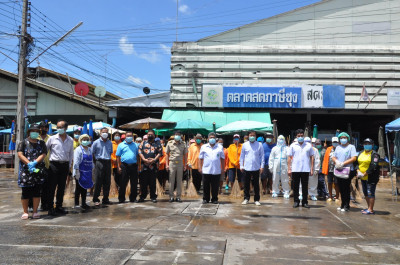 นพ.สสจ.ชัยนาท ร่วมล้างตลาดสดภาษีซุง เพื่อป้องกันโรคโควิด-19