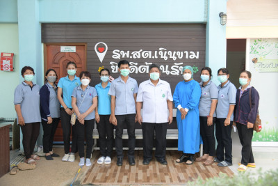 นพ.สสจ.ชัยนาท ตรวจเยี่ยมการรณรงค์ฉีดวัคซีนซิโนแวคเข็มแรกให้แก่ประชาชน ที่โรงพยาบาลส่งเสริมสุขภาพตำบลทุกแห่งใกล้บ้าน อำเภอเนินขาม