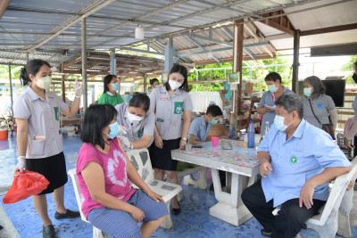 นพ.สสจ.ชัยนาท ลงพื้นที่รณรงค์เคาะประตูบ้าน ฉีดวัคซีนป้องกันโควิด-19 เข็ม 1 และ เข็ม 3 อำเภอสรรคบุรี