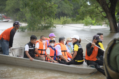 นพ.สสจ.ชัยนาท  ลงพื้นที่ให้การช่วยเหลือเพื่อเคลื่อนย้ายผู้ป่วยติดเตียง ที่บ้านประสบอุทกภัย ในพื้นที่ตำบลโพนางดำออก อำเภอสรรพยา