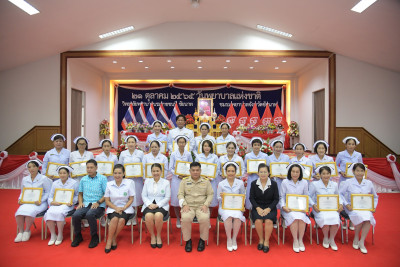 รอง นพ. สสจ.ชัยนาท ร่วมพิธีวางพานพุ่มน้อมรำลึกในพระมหากรุณาธิคุณ ของสมเด็จพระศรีนครินทราบรมราชชนนี เนื่องในวันพยาบาลแห่งชาติ ประจำปี 2565